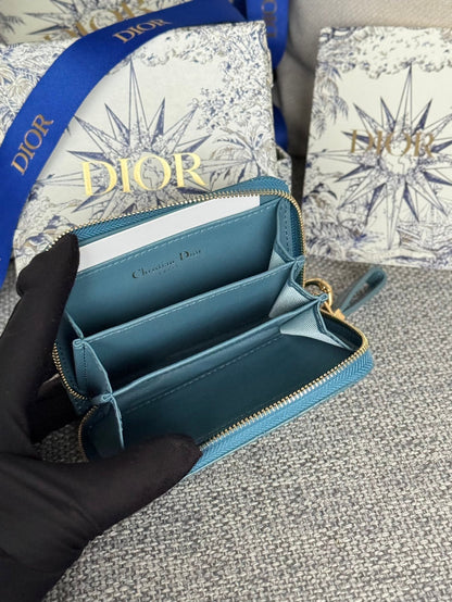 Portefeuille compact Caro 11 cm en cuir de veau bleu sarcelle brillant avec logo CD