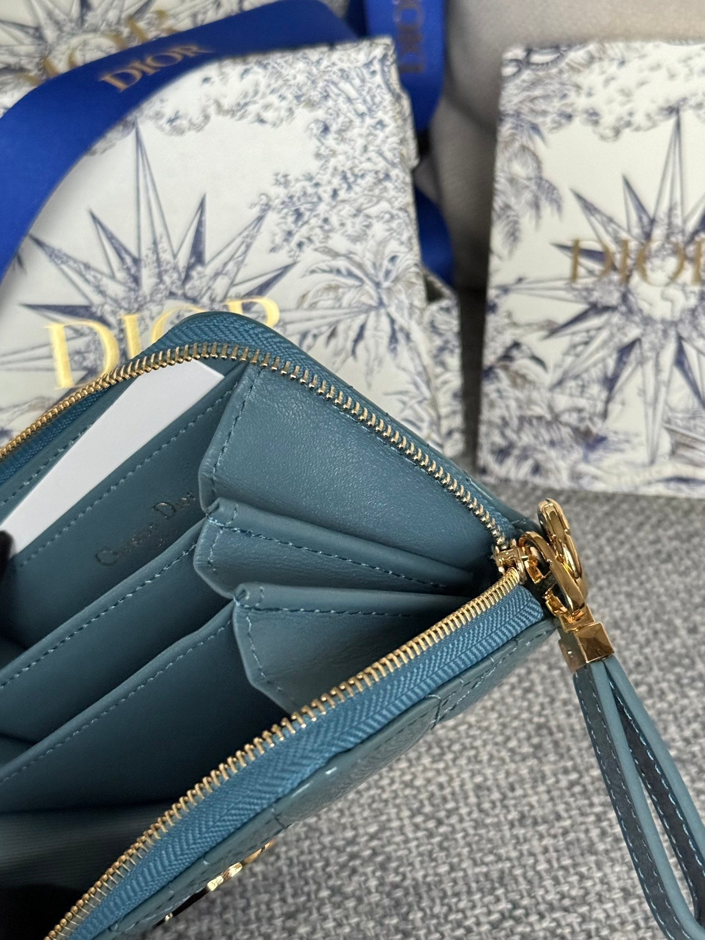 Portefeuille compact Caro 11 cm en cuir de veau bleu sarcelle brillant avec logo CD