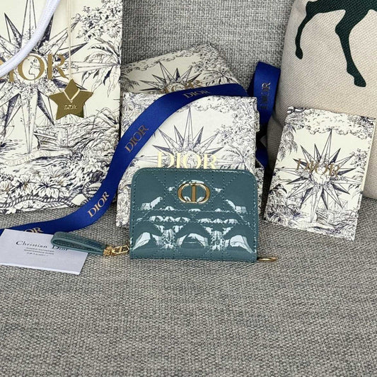 Portefeuille compact Caro 11 cm en cuir de veau bleu sarcelle brillant avec logo CD