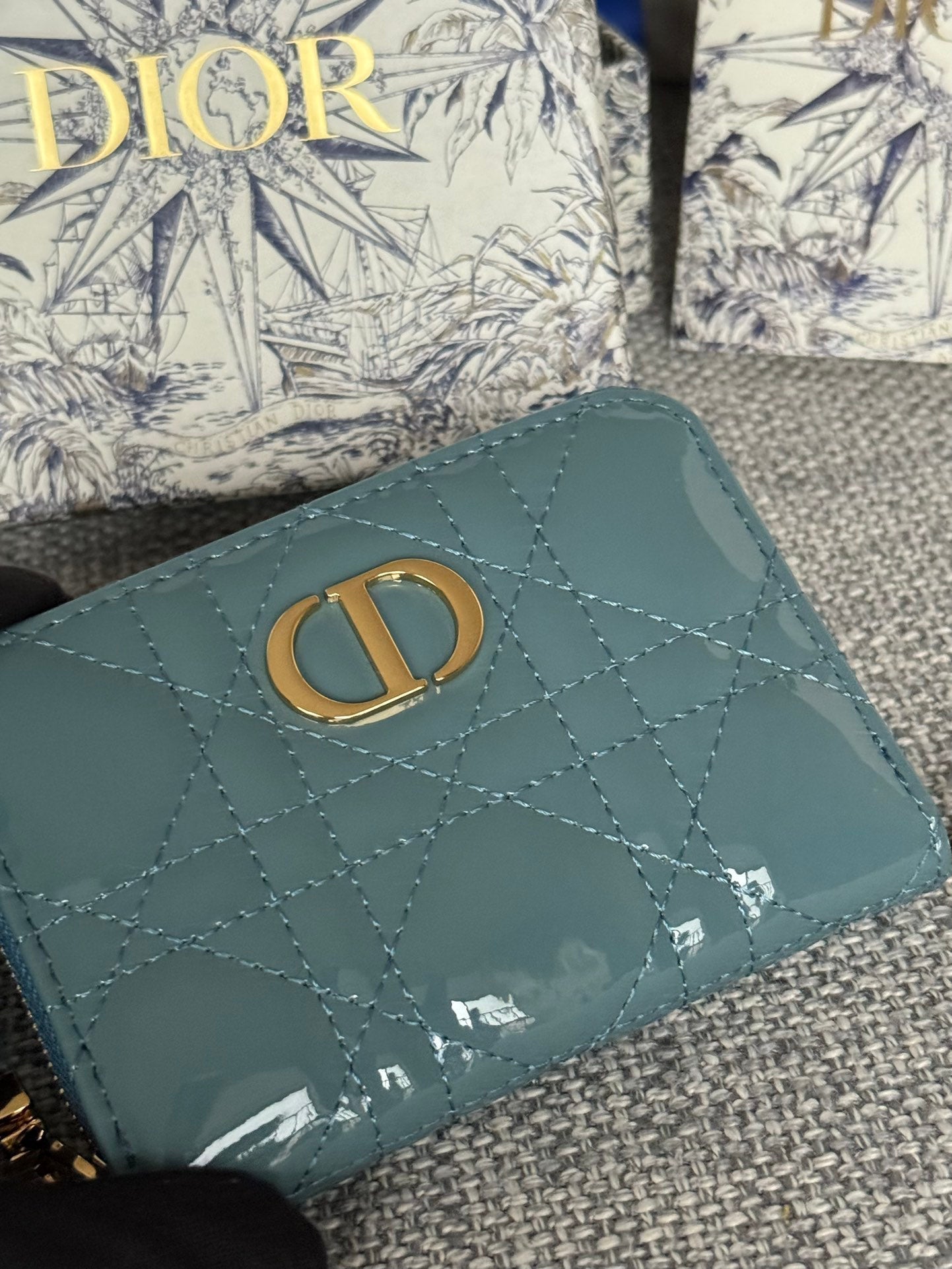 Portefeuille compact Caro 11 cm en cuir de veau bleu sarcelle brillant avec logo CD
