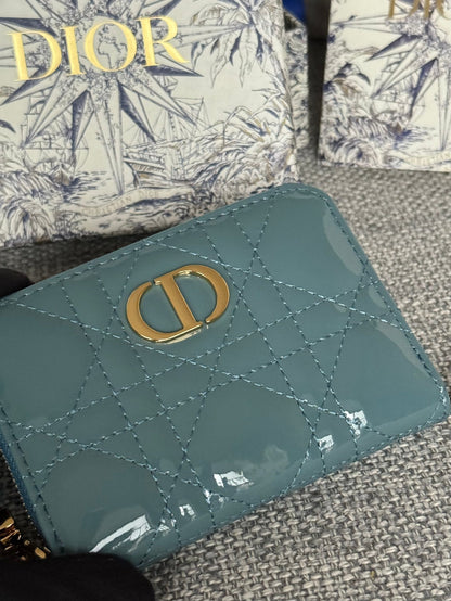 Portefeuille compact Caro 11 cm en cuir de veau bleu sarcelle brillant avec logo CD