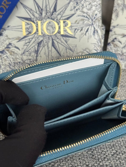 Portefeuille compact Caro 11 cm en cuir de veau bleu sarcelle brillant avec logo CD