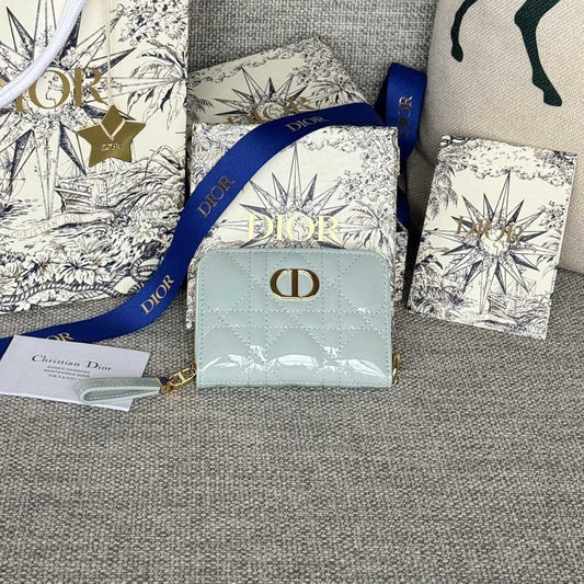 Portefeuille compact CD Logo Caro 11 cm en cuir de veau bleu nuage brillant