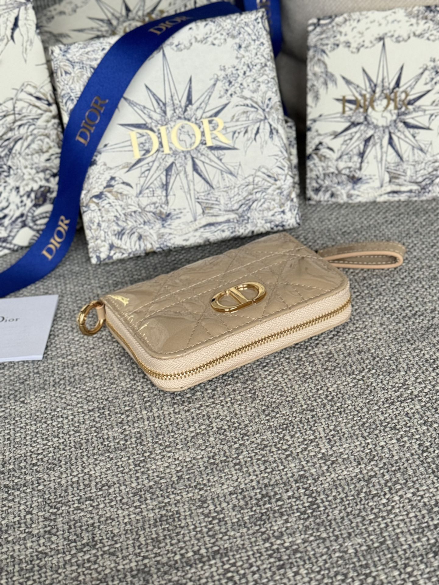 Portefeuille compact CD Logo Caro 11 cm en cuir de veau beige brillant