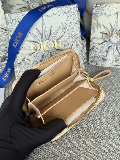 Portefeuille compact CD Logo Caro 11 cm en cuir de veau beige brillant