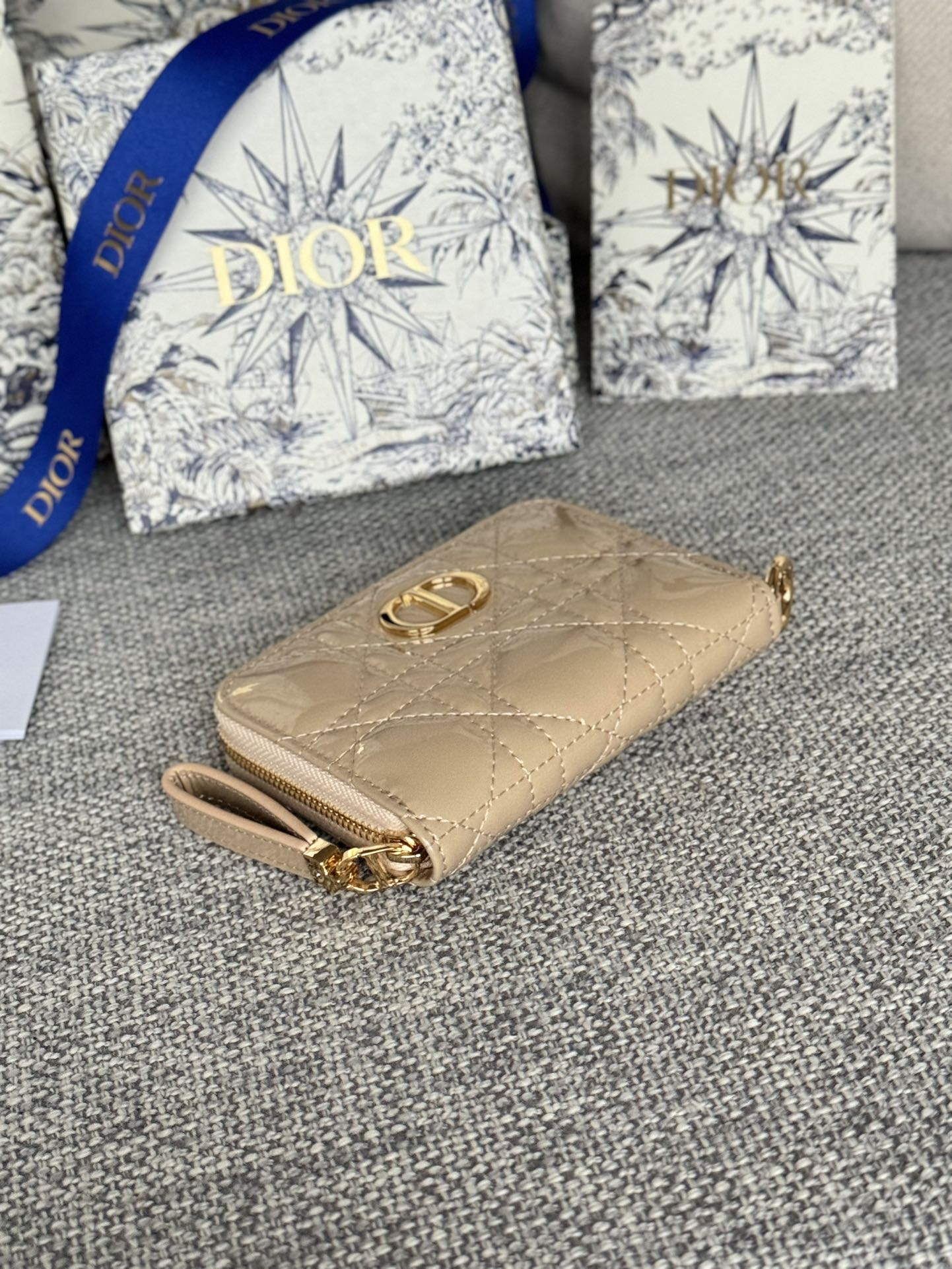 Portefeuille compact CD Logo Caro 11 cm en cuir de veau beige brillant