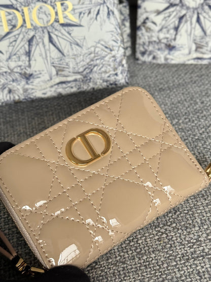 Portefeuille compact CD Logo Caro 11 cm en cuir de veau beige brillant
