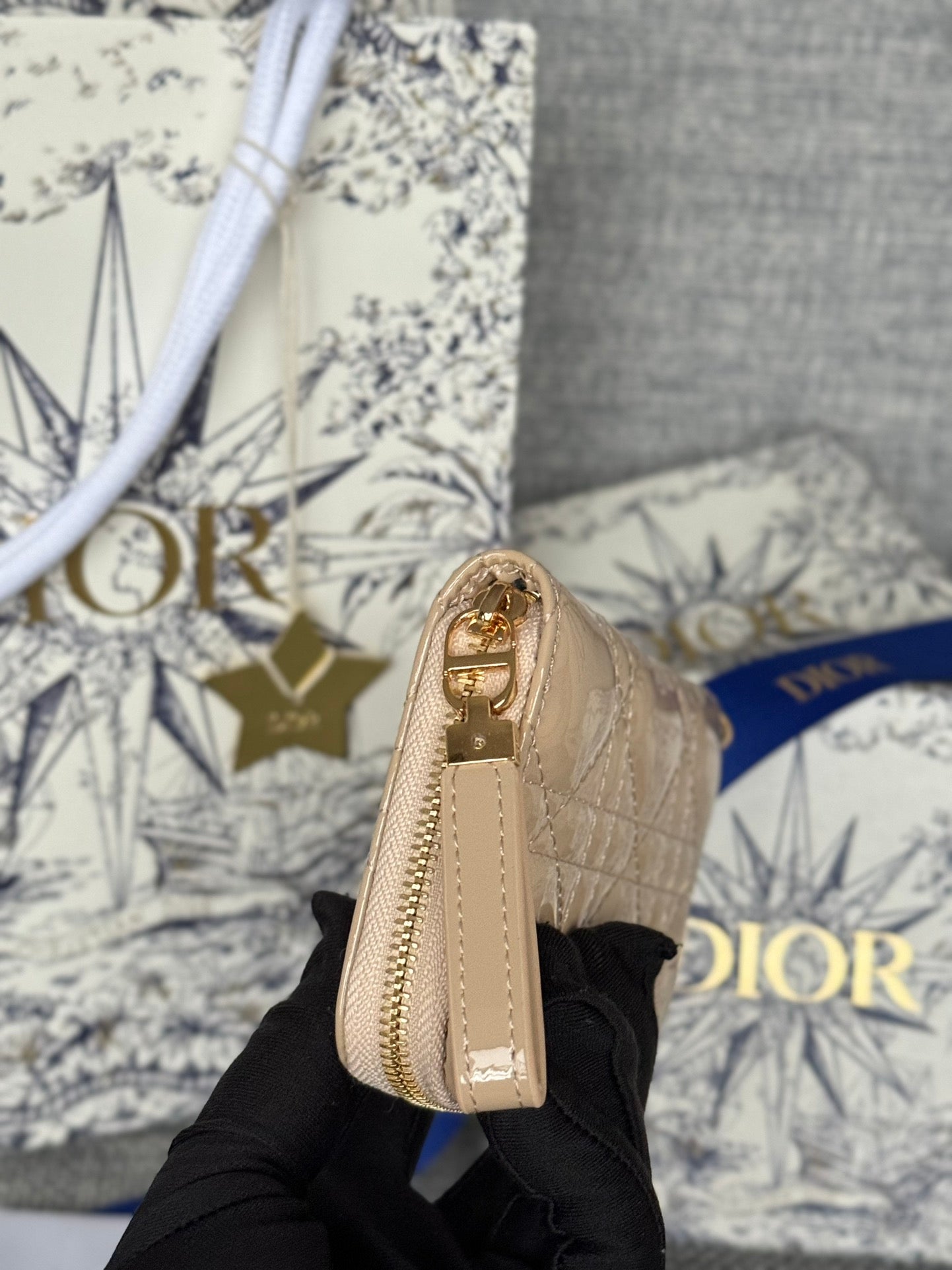 Portefeuille compact CD Logo Caro 11 cm en cuir de veau beige brillant