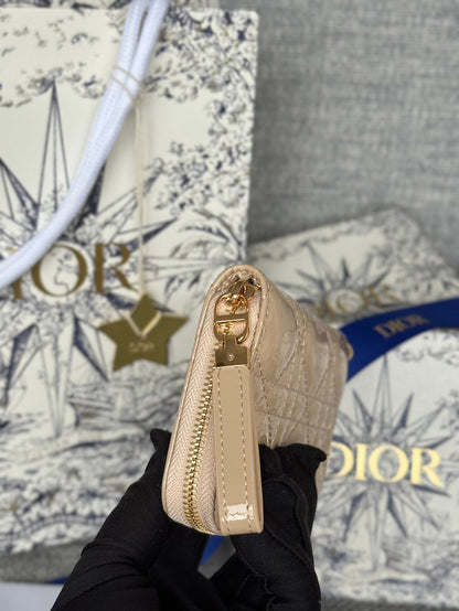 Portefeuille compact CD Logo Caro 11 cm en cuir de veau beige brillant