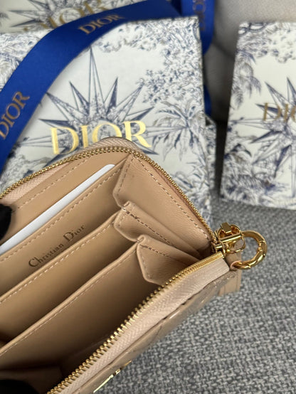 Portefeuille compact CD Logo Caro 11 cm en cuir de veau beige brillant