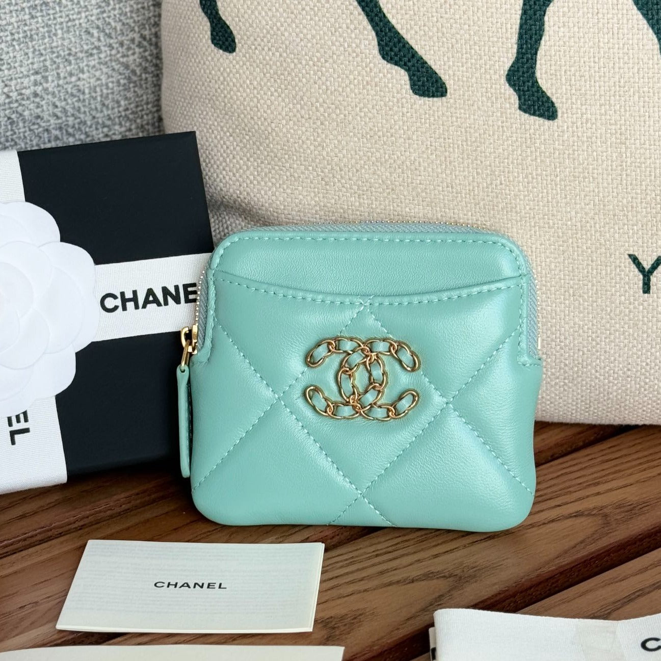 Porte-monnaie zippé CC 19 11 cm en cuir d'agneau bleu turquoise et accessoires dorés