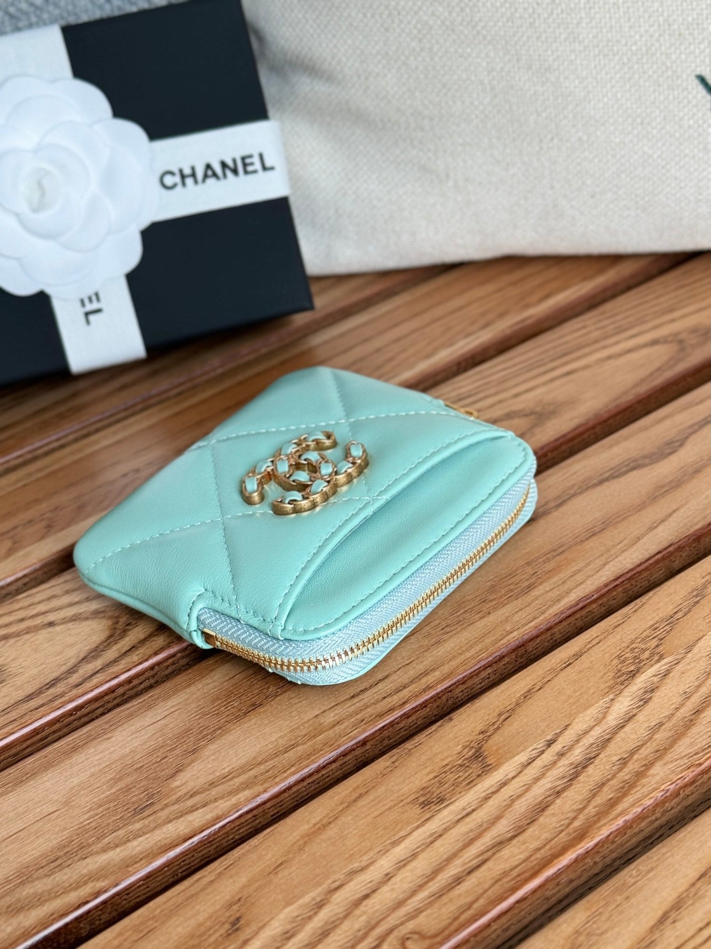 Porte-monnaie zippé CC 19 11 cm en cuir d'agneau bleu turquoise et accessoires dorés