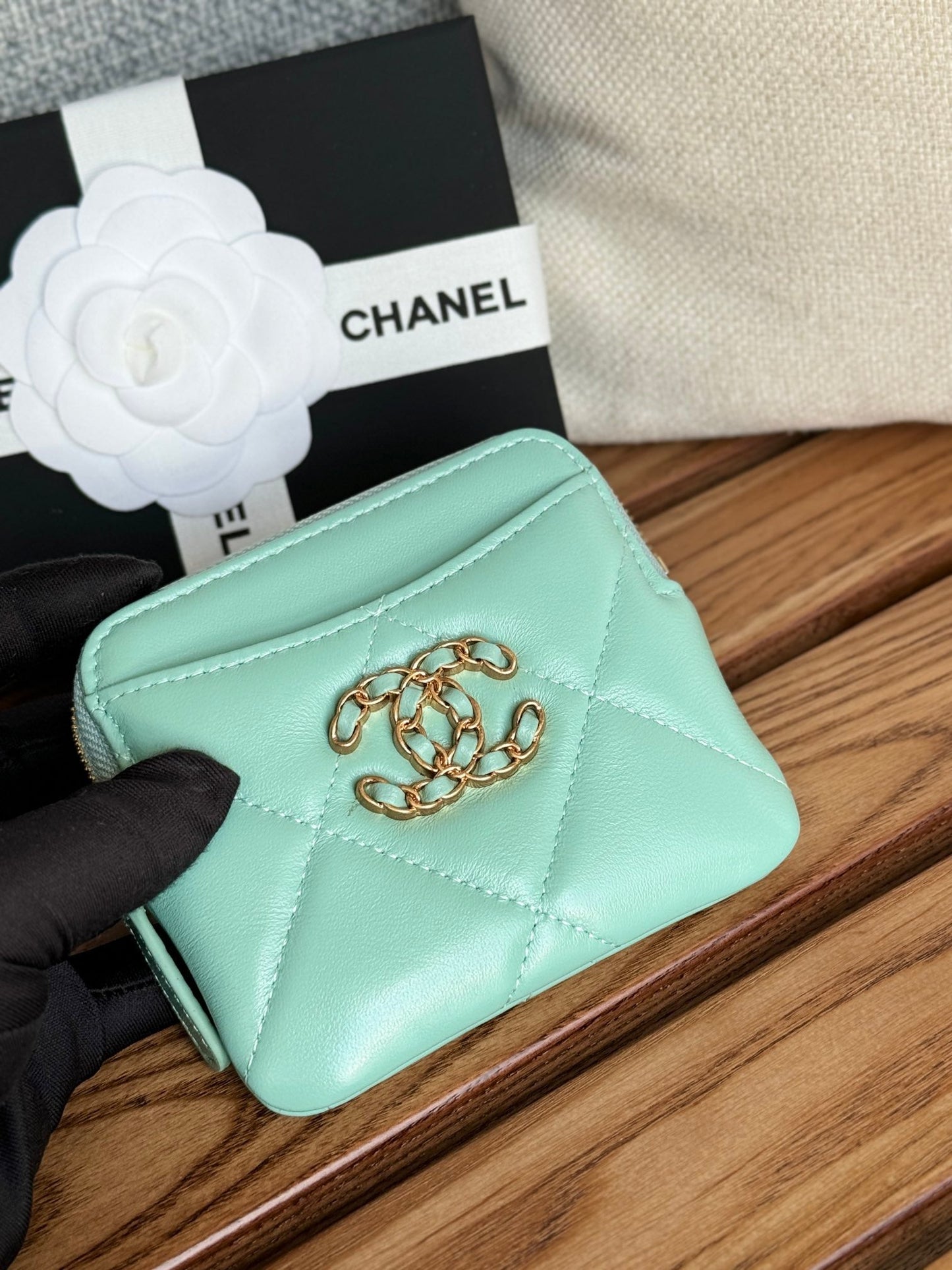 Porte-monnaie zippé CC 19 11 cm en cuir d'agneau bleu turquoise et accessoires dorés