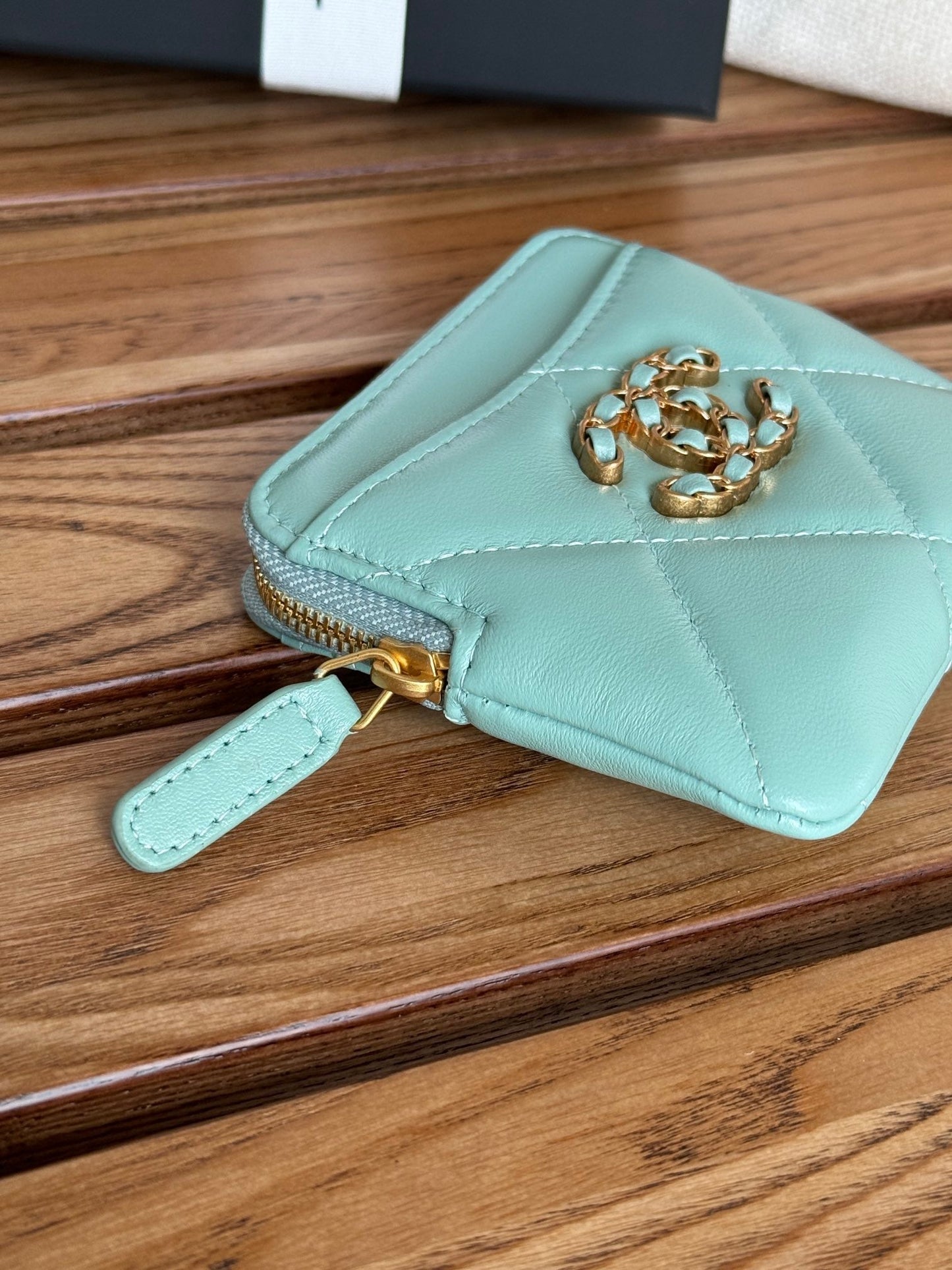 Porte-monnaie zippé CC 19 11 cm en cuir d'agneau bleu turquoise et accessoires dorés