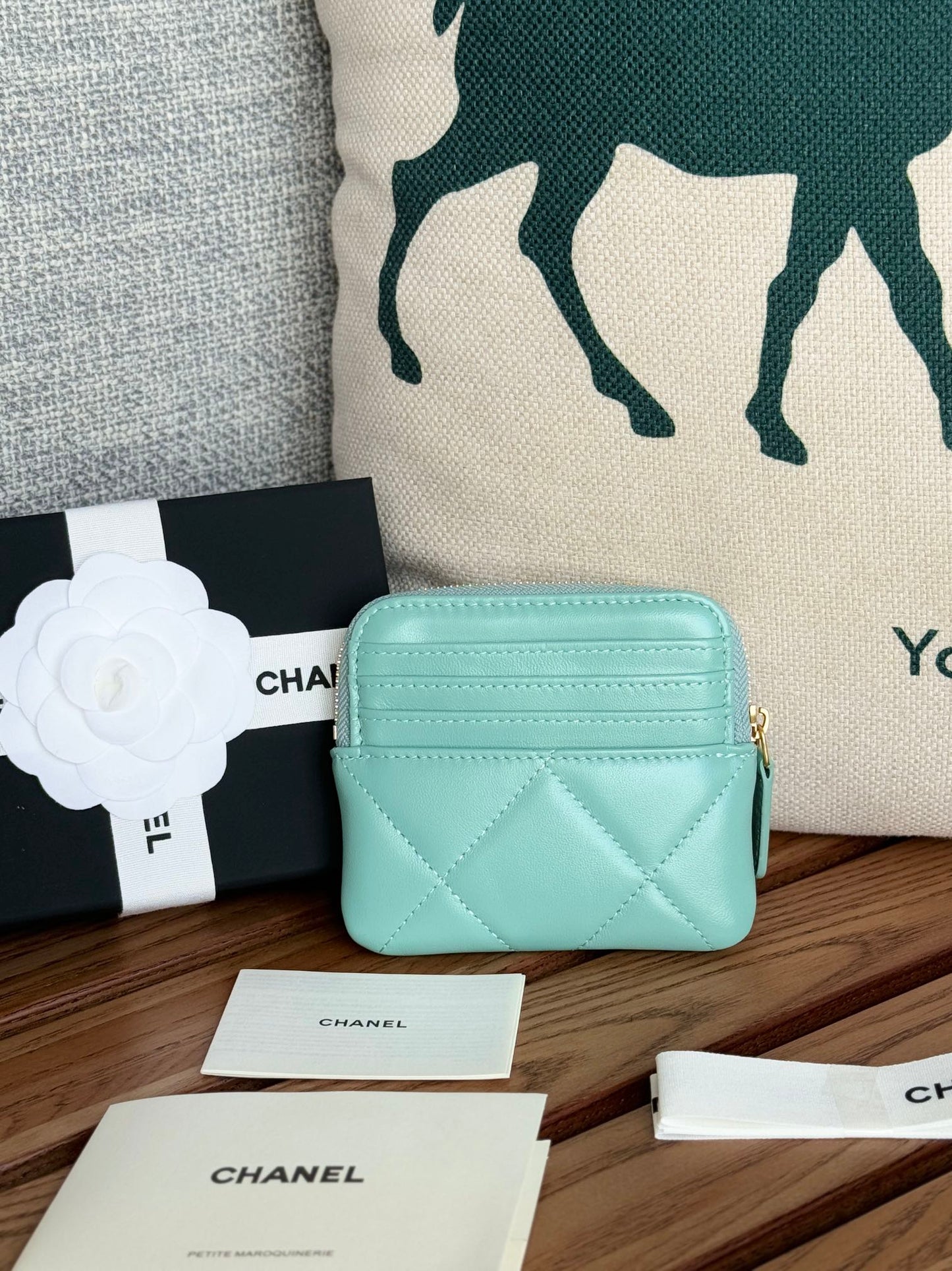 Porte-monnaie zippé CC 19 11 cm en cuir d'agneau bleu turquoise et accessoires dorés