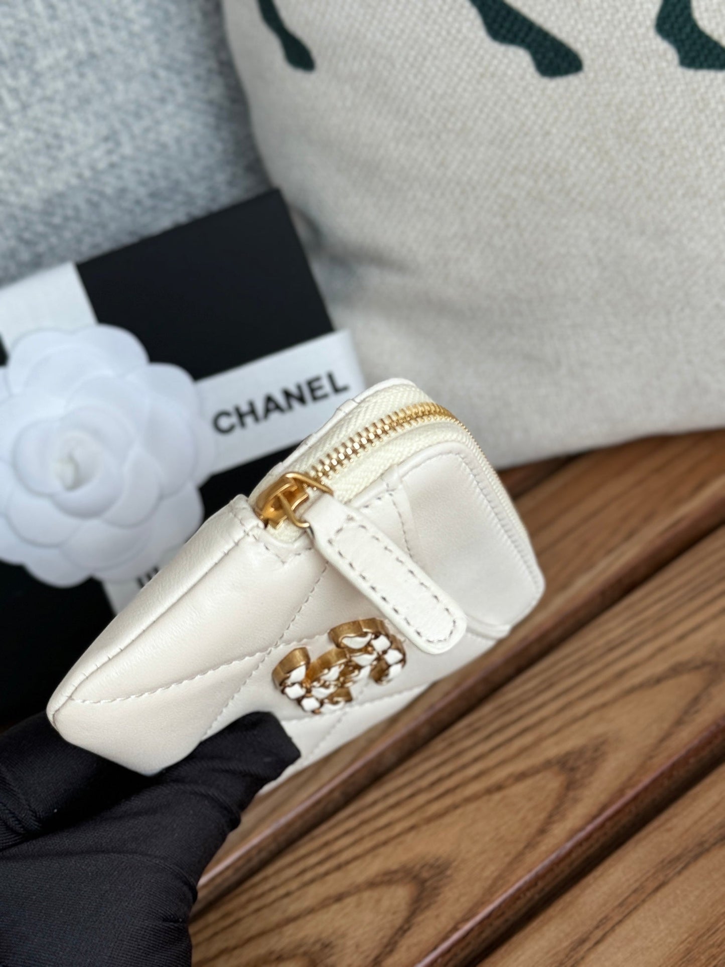 Porte-monnaie zippé CC 19 11 cm en cuir d'agneau blanc et accessoires dorés