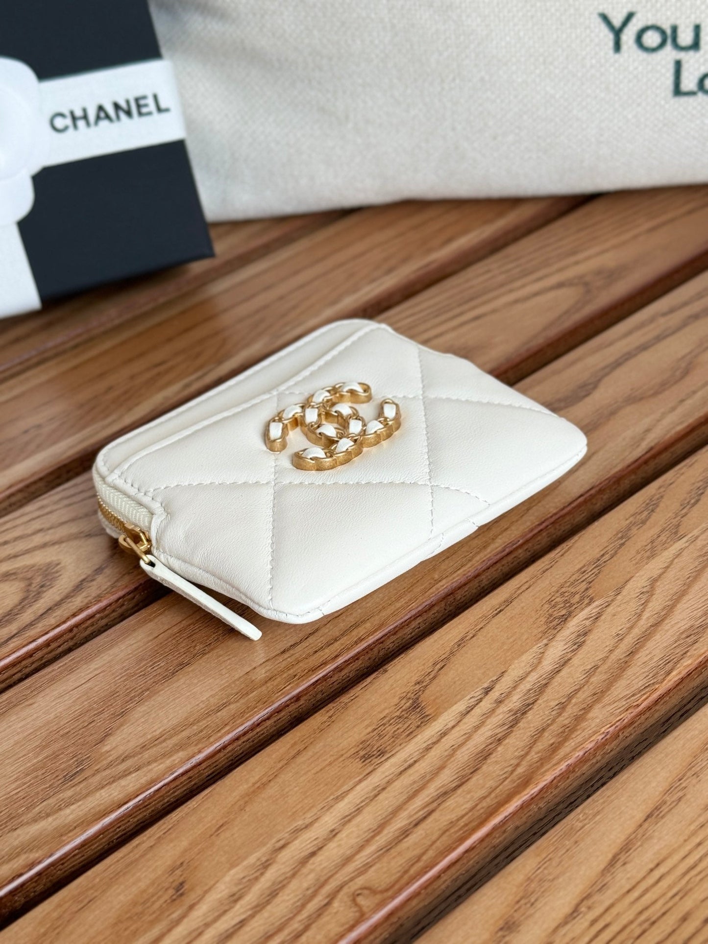 Porte-monnaie zippé CC 19 11 cm en cuir d'agneau blanc et accessoires dorés