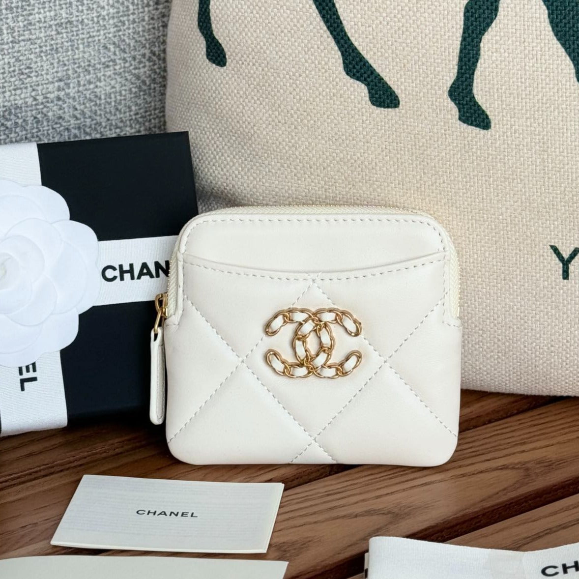 Porte-monnaie zippé CC 19 11 cm en cuir d'agneau blanc et accessoires dorés