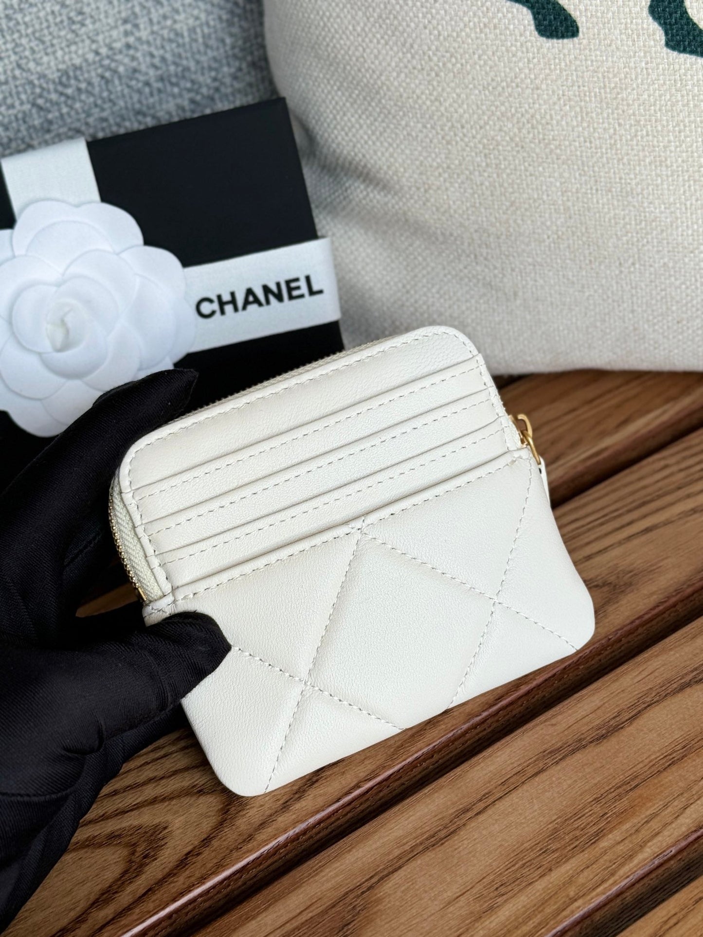 Porte-monnaie zippé CC 19 11 cm en cuir d'agneau blanc et accessoires dorés