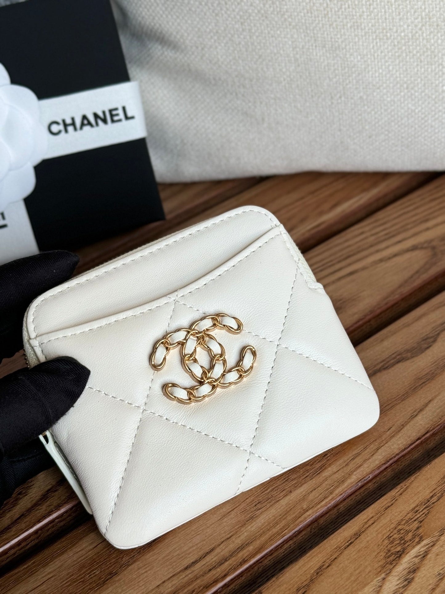 Porte-monnaie zippé CC 19 11 cm en cuir d'agneau blanc et accessoires dorés