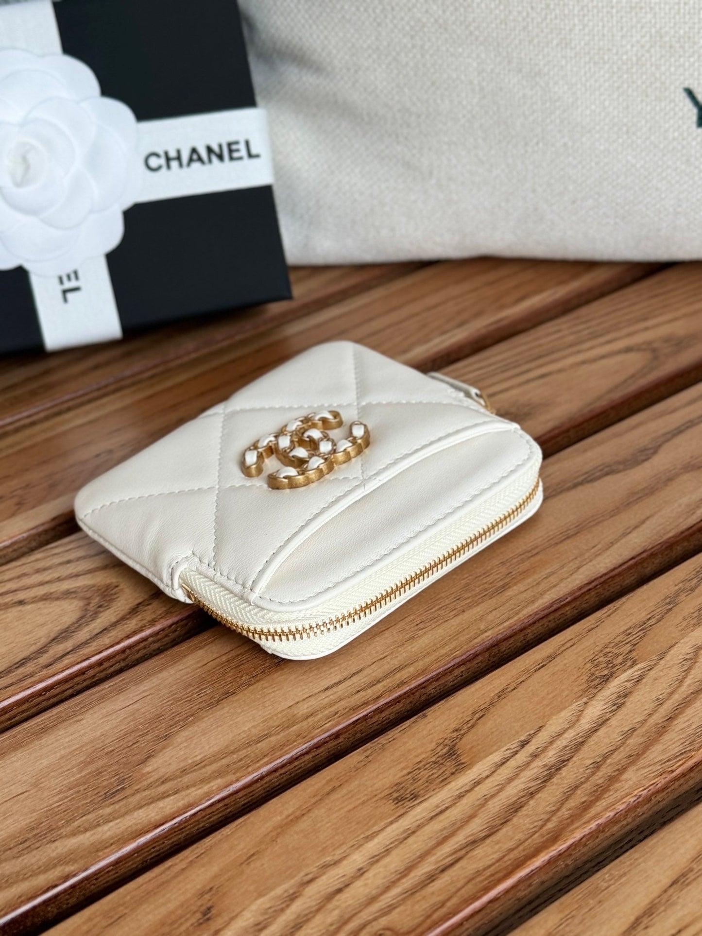 Porte-monnaie zippé CC 19 11 cm en cuir d'agneau blanc et accessoires dorés