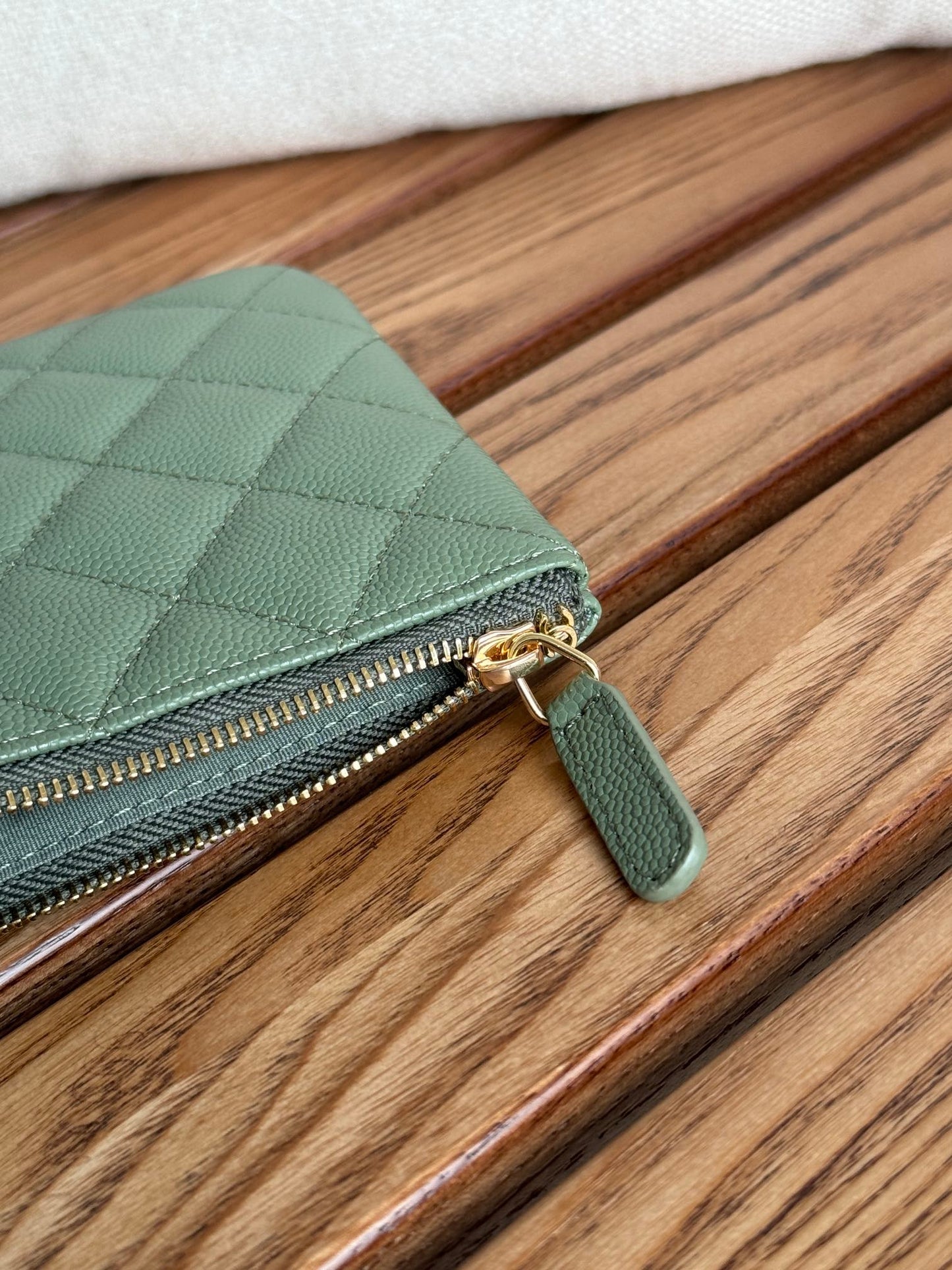 cc ジップウォレット 20cm グリーン キルティング キャビア ゴールド金具