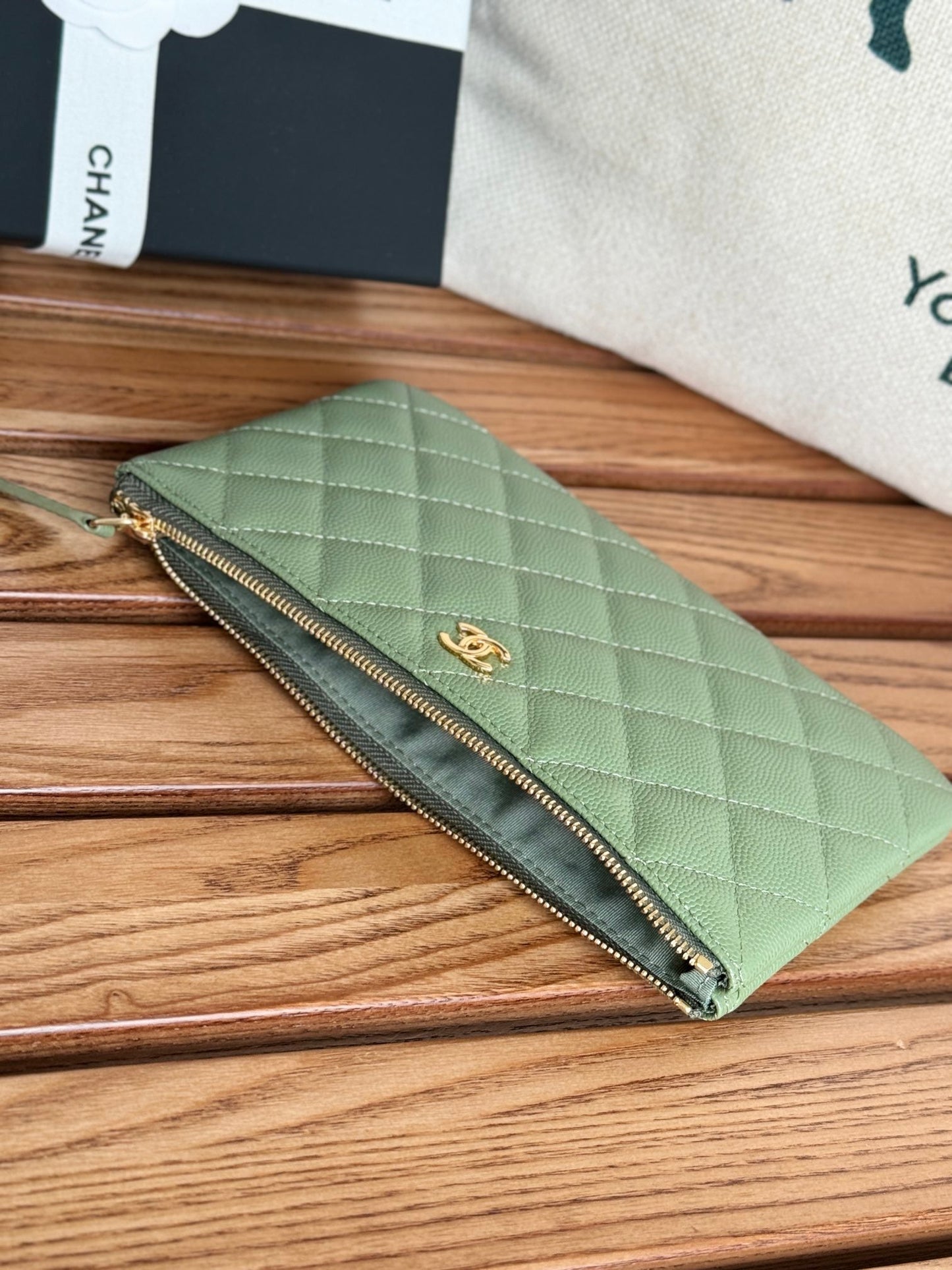 cc ジップウォレット 20cm グリーン キルティング キャビア ゴールド金具
