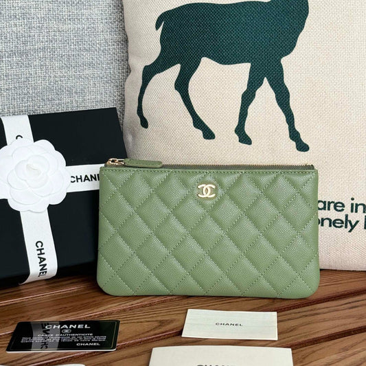 Portefeuille zippé CC 20 cm en caviar matelassé vert, finitions dorées