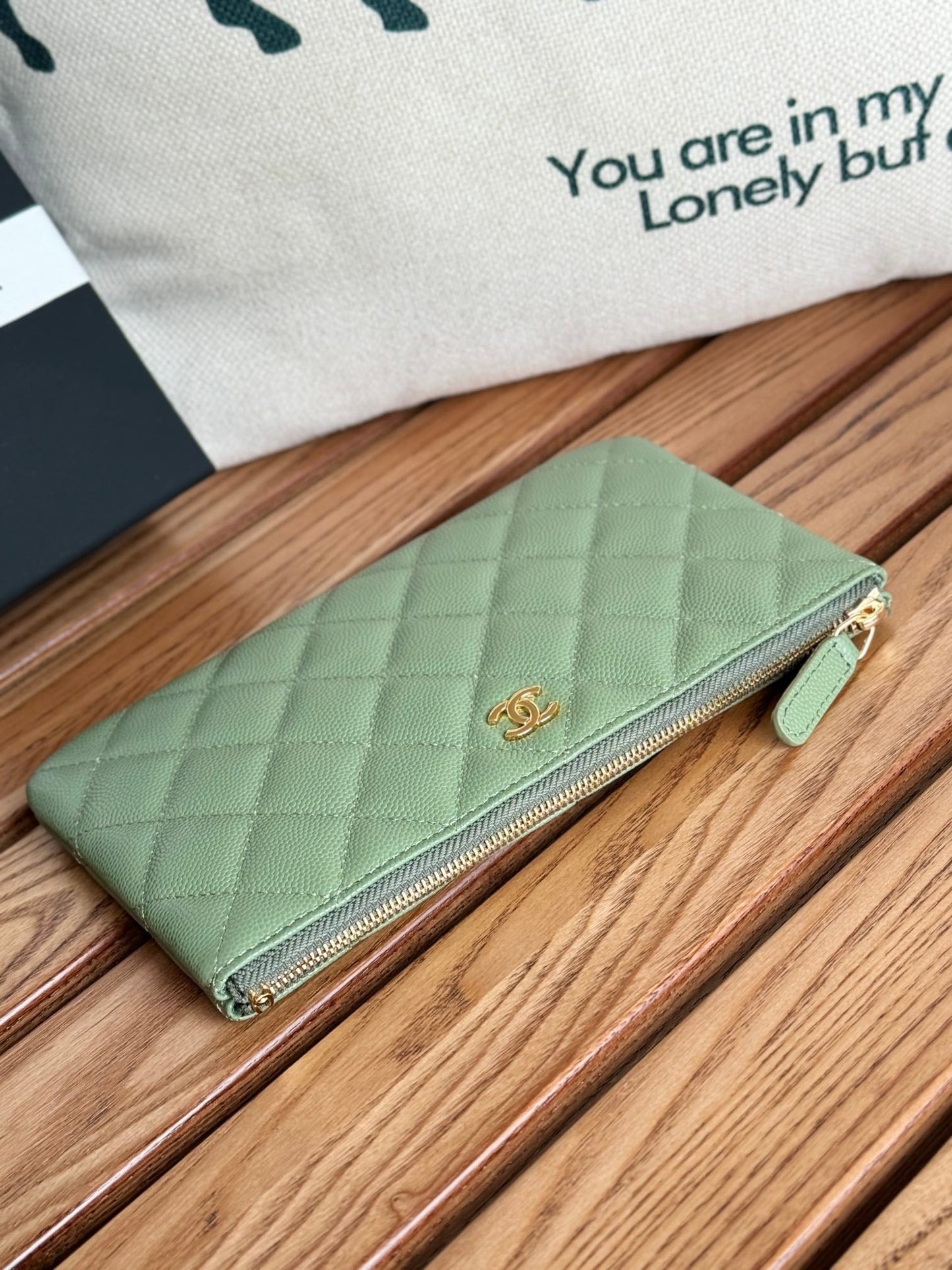 cc ジップウォレット 20cm グリーン キルティング キャビア ゴールド金具