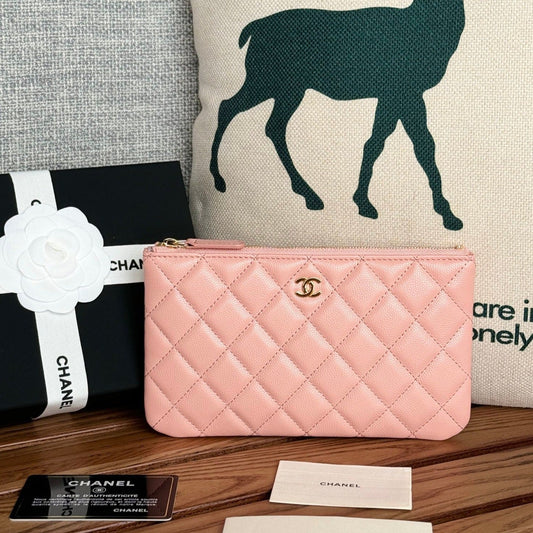 Portefeuille zippé CC 20 cm en caviar matelassé rose, finitions dorées