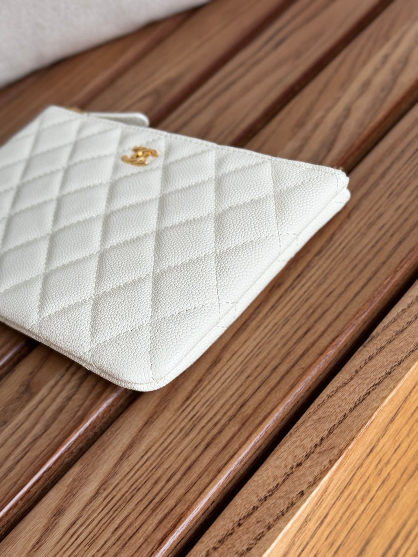 cc ジップウォレット 20cm ホワイト キルティング キャビア ゴールド金具