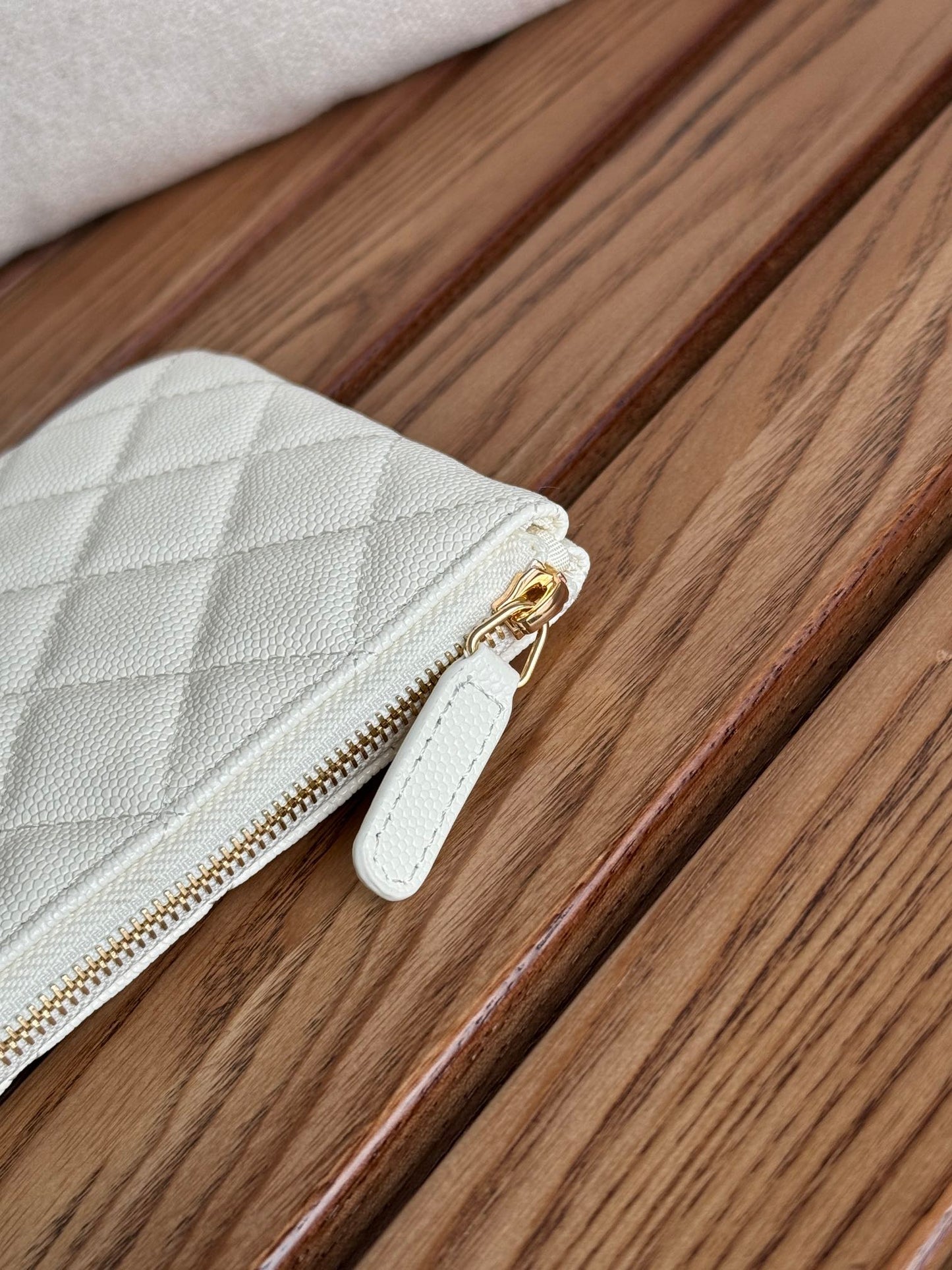 cc ジップウォレット 20cm ホワイト キルティング キャビア ゴールド金具