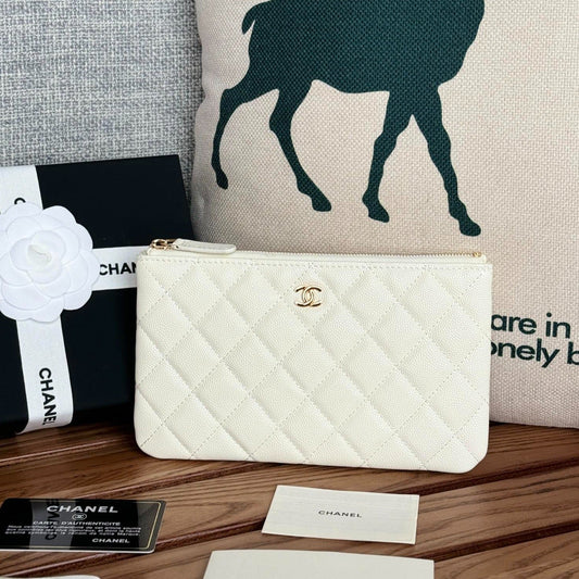 Portefeuille zippé CC 20 cm en caviar matelassé blanc, finitions dorées