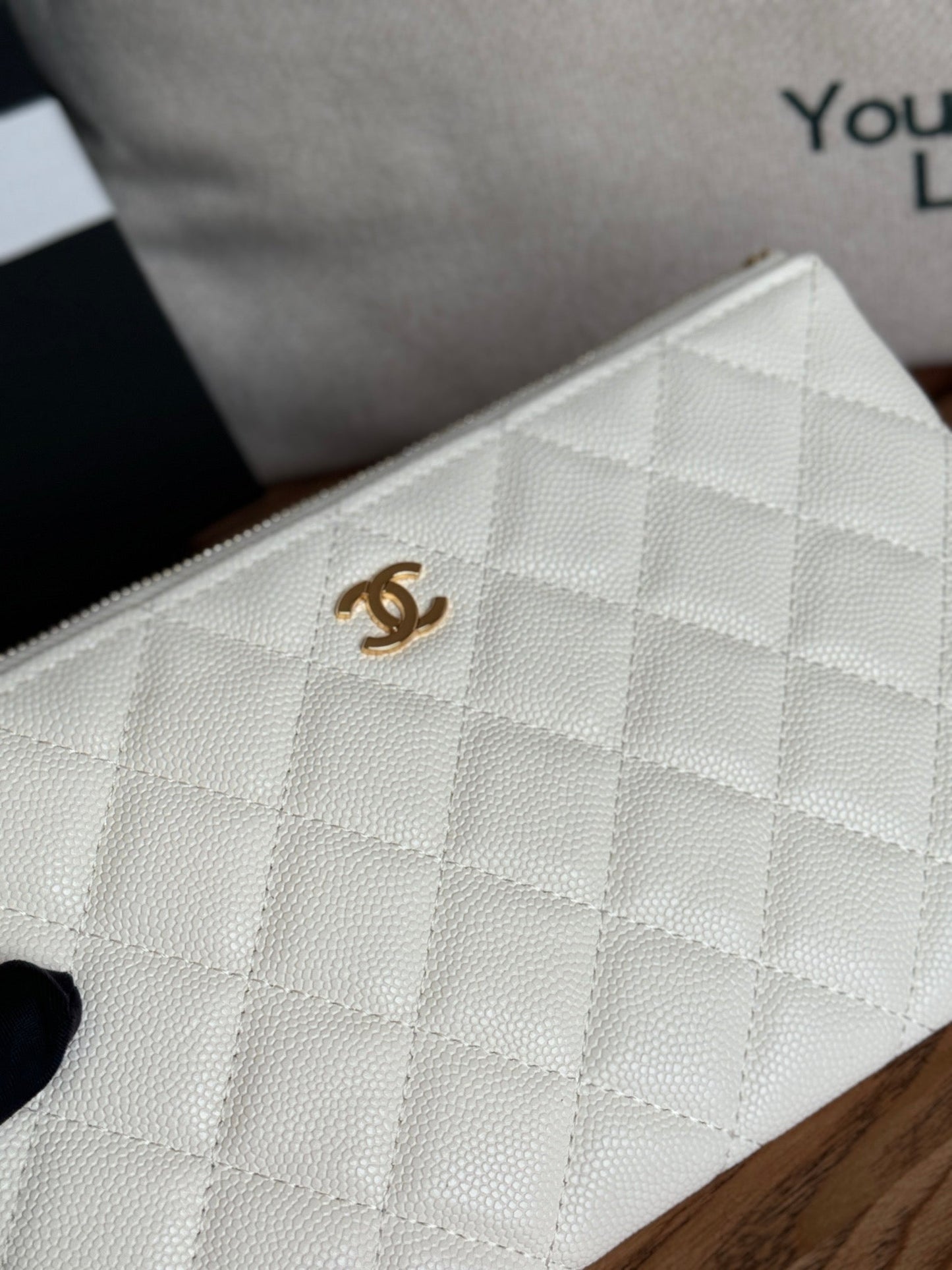 cc ジップウォレット 20cm ホワイト キルティング キャビア ゴールド金具