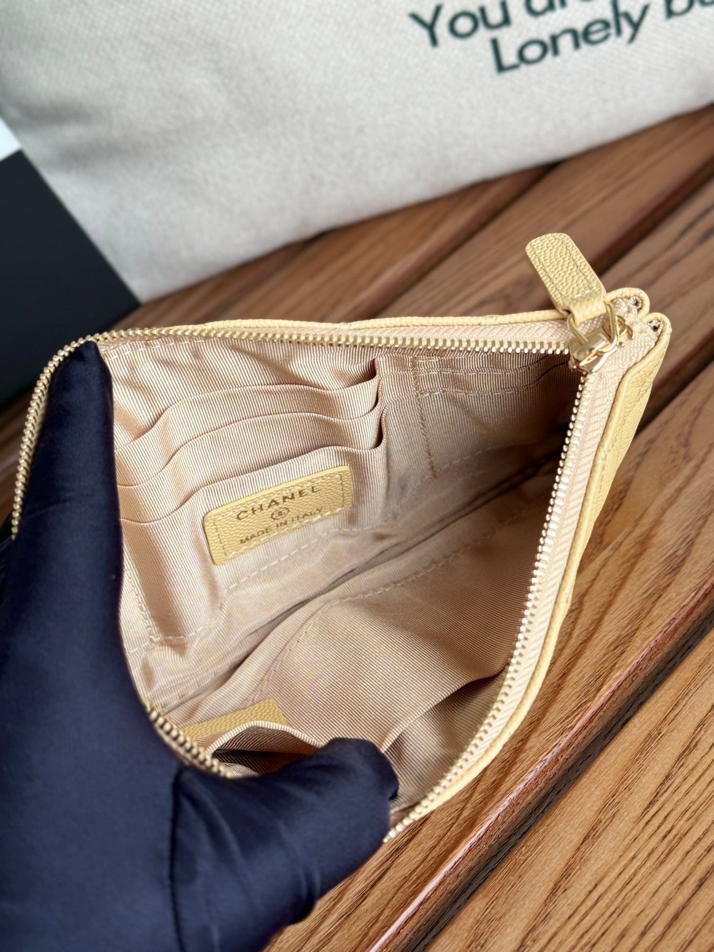 Portefeuille zippé CC 20 cm en caviar matelassé jaune clair, finitions dorées