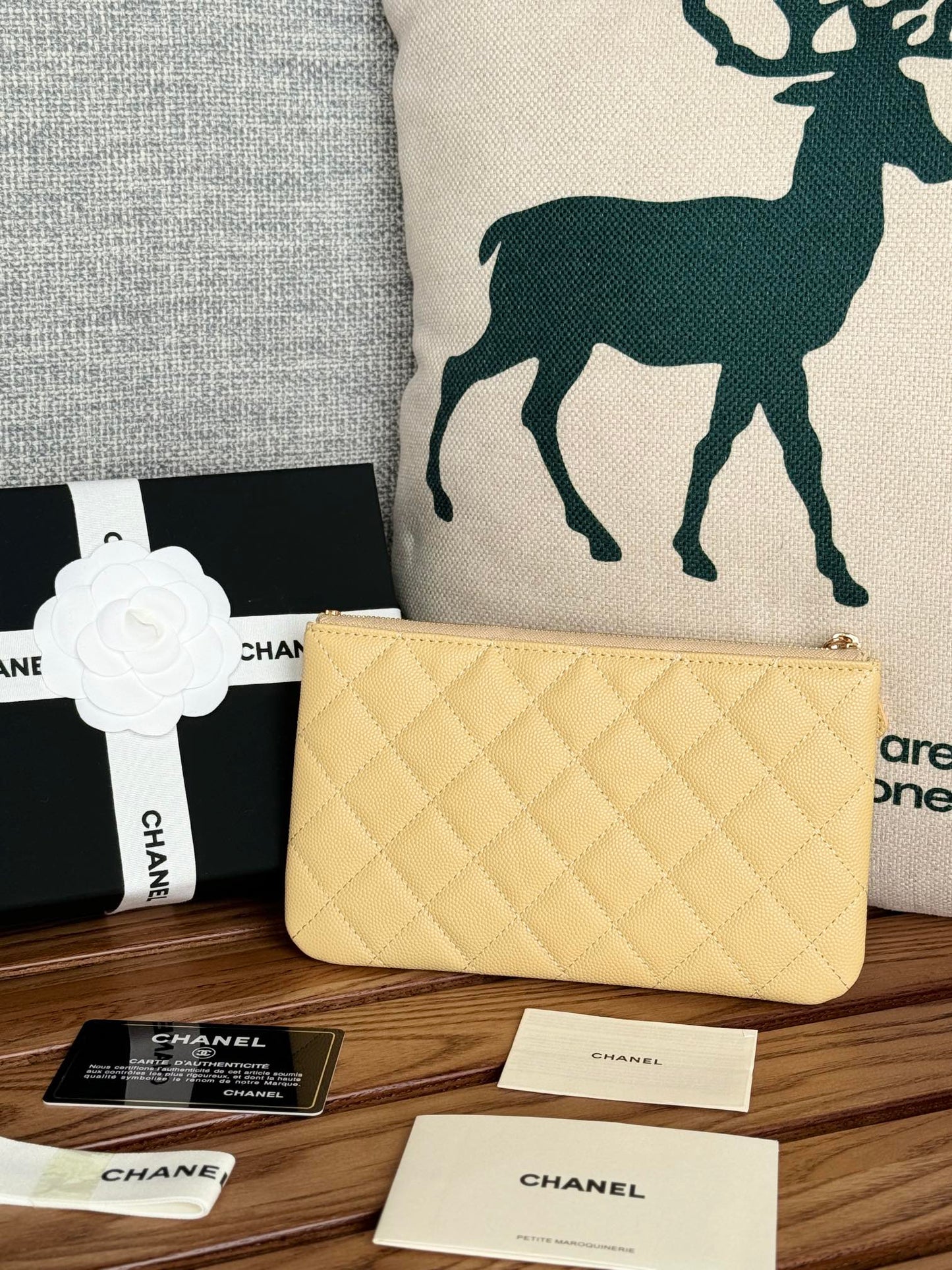 Portefeuille zippé CC 20 cm en caviar matelassé jaune clair, finitions dorées