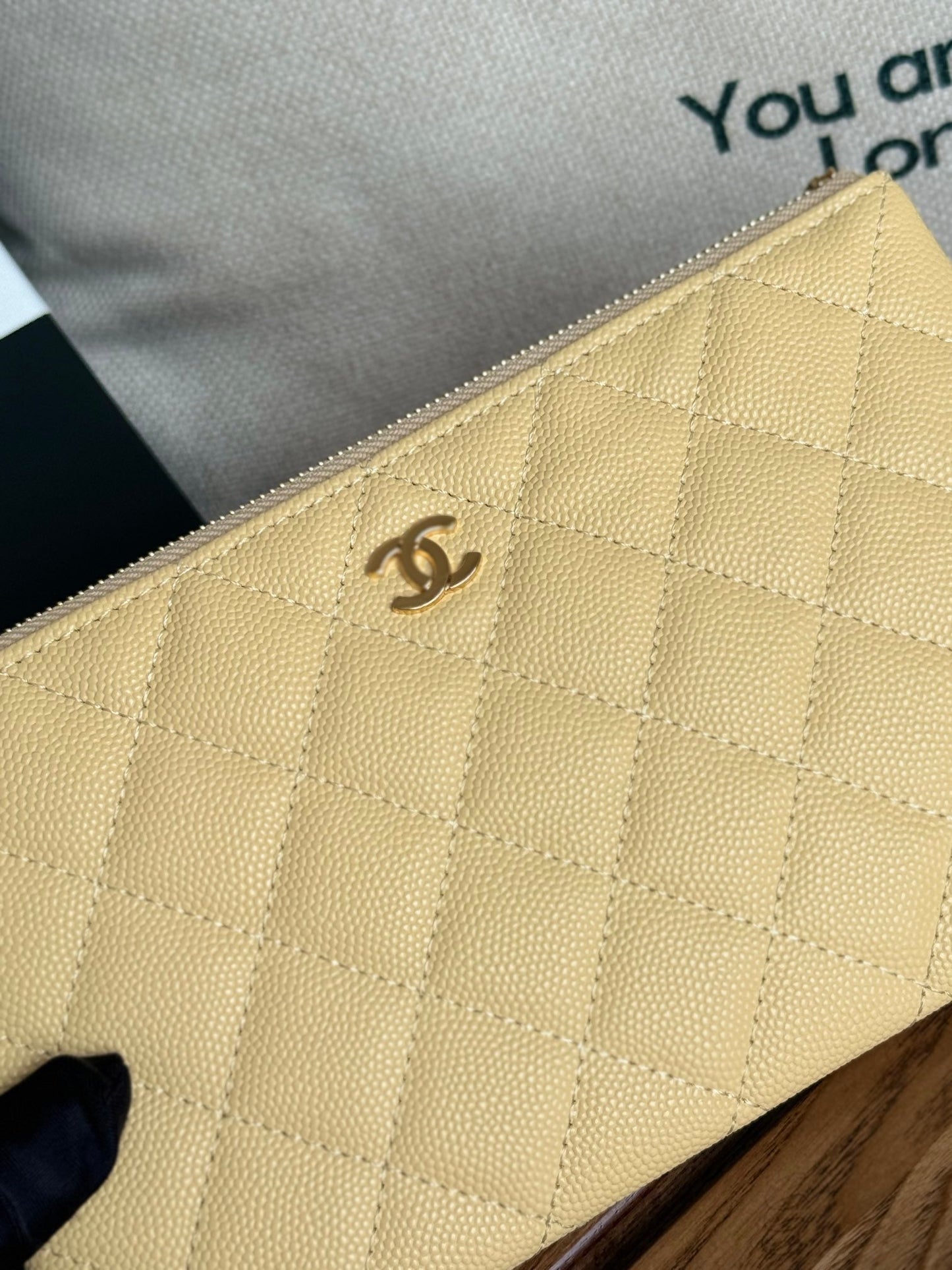 Portefeuille zippé CC 20 cm en caviar matelassé jaune clair, finitions dorées