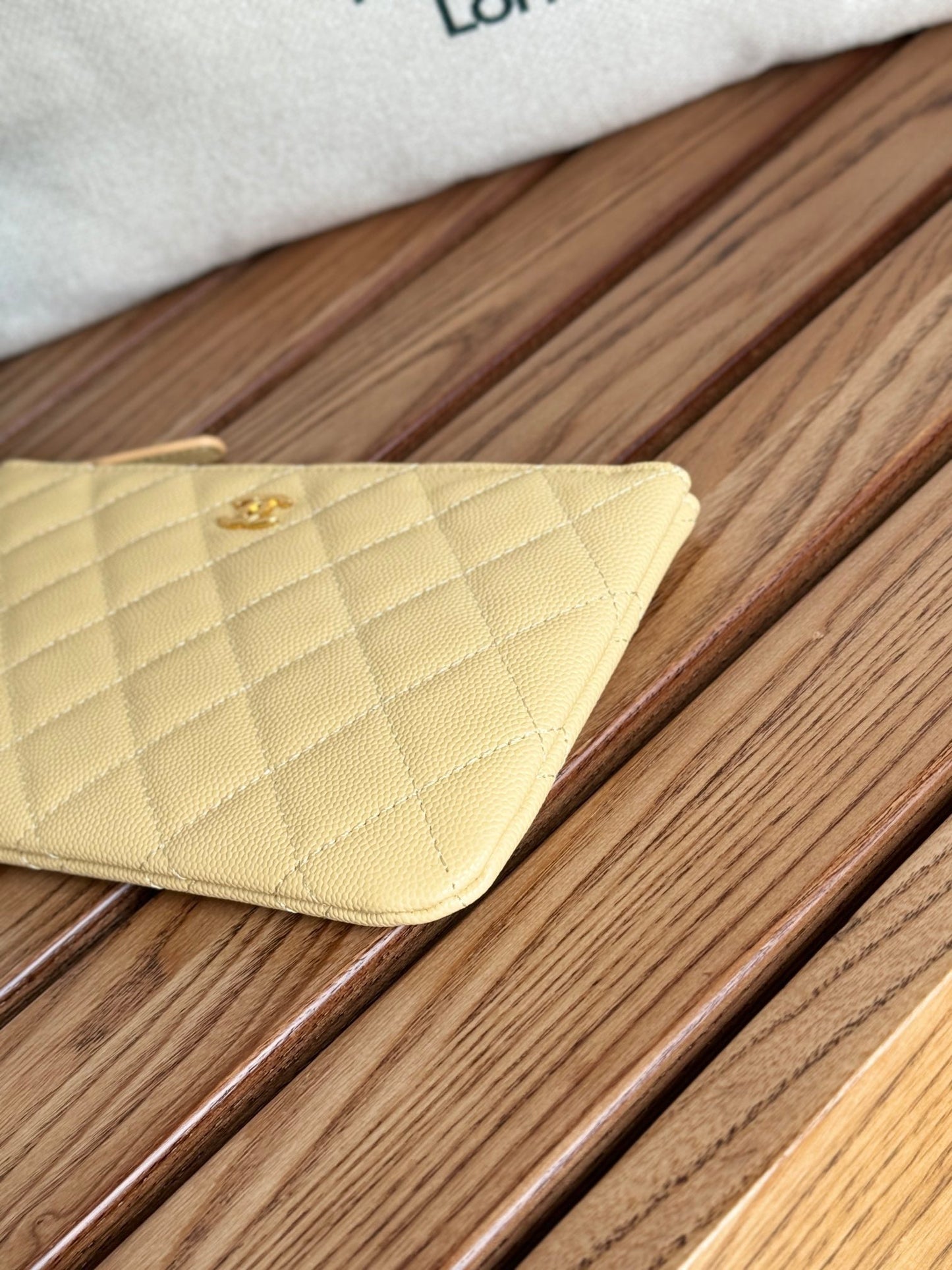 Portefeuille zippé CC 20 cm en caviar matelassé jaune clair, finitions dorées