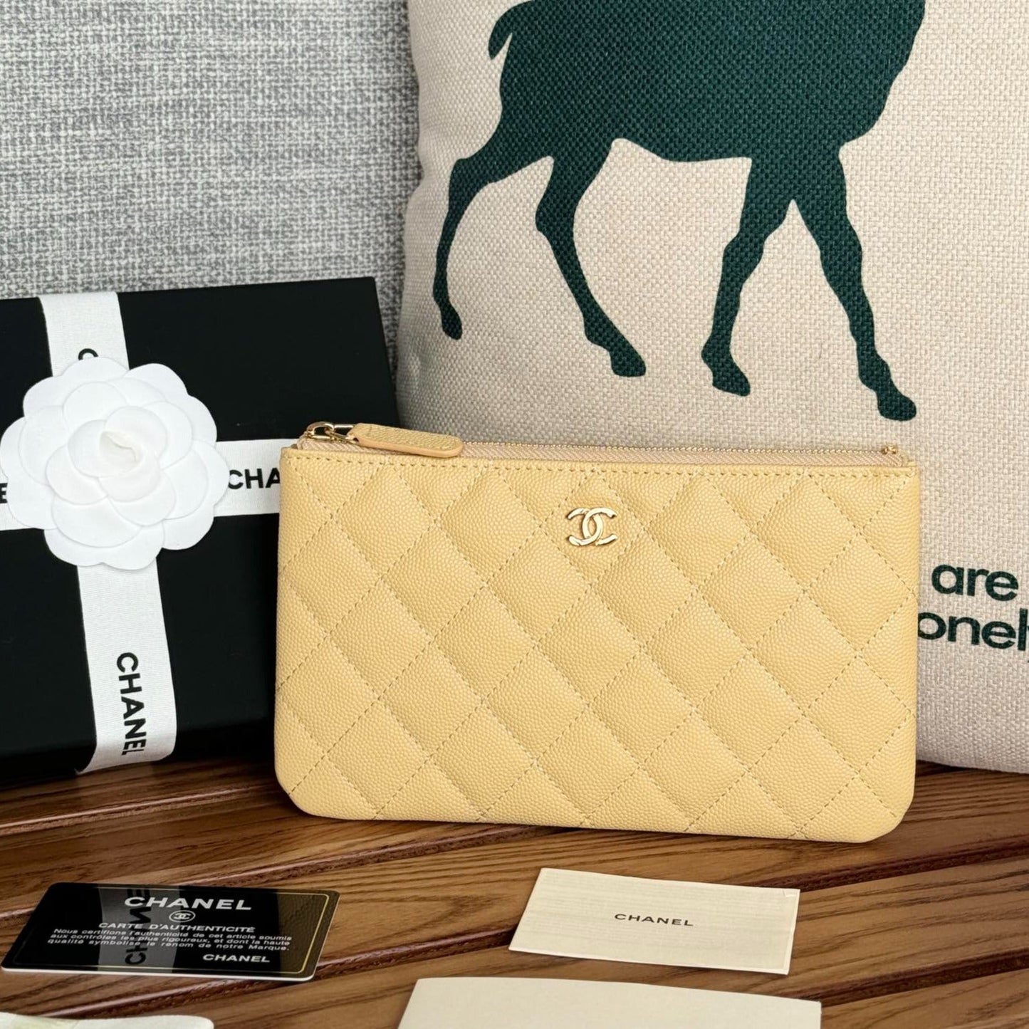 Portefeuille zippé CC 20 cm en caviar matelassé jaune clair, finitions dorées