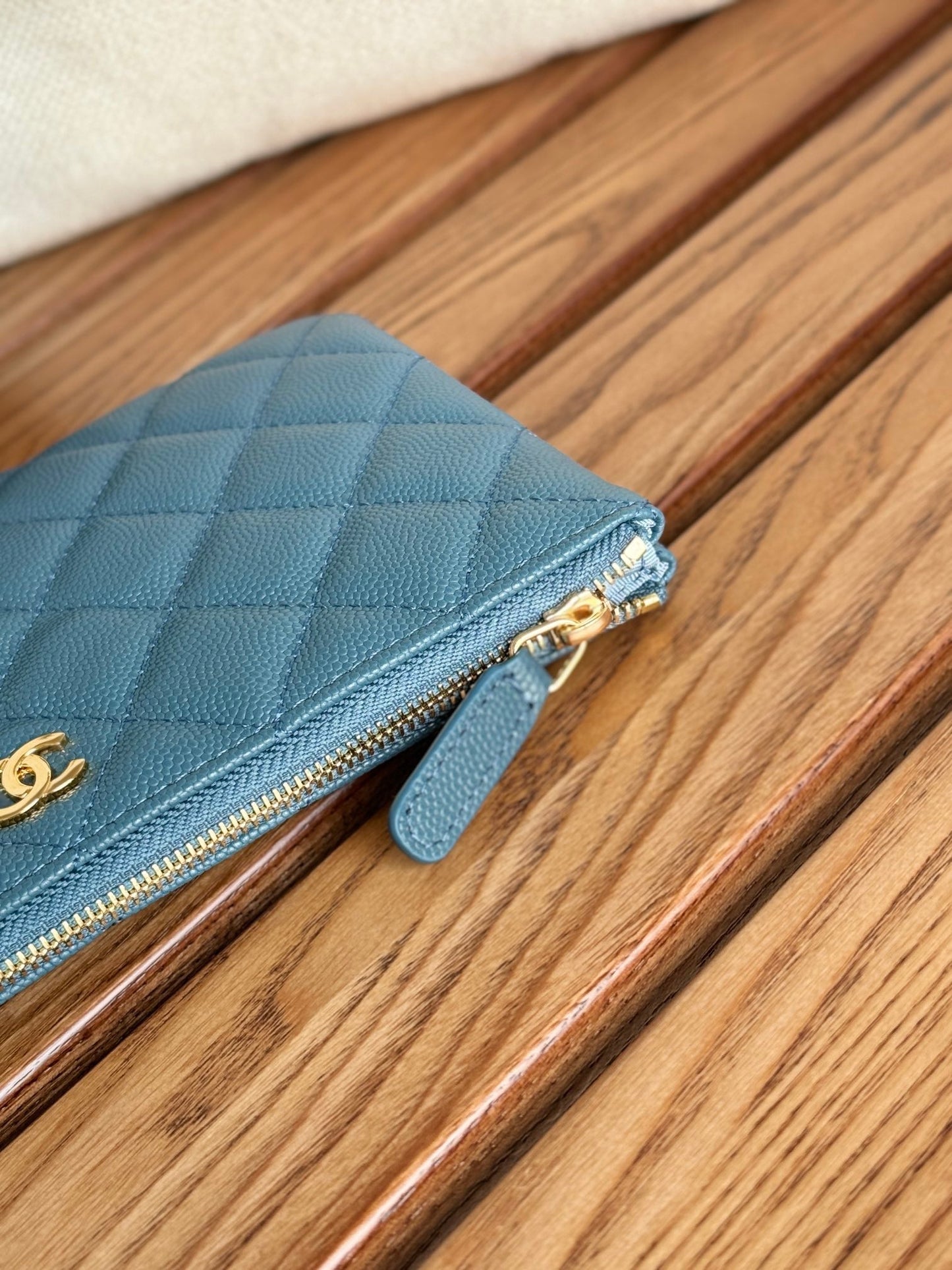 cc ジップウォレット 20cm ブルー キルティング キャビア ゴールド金具
