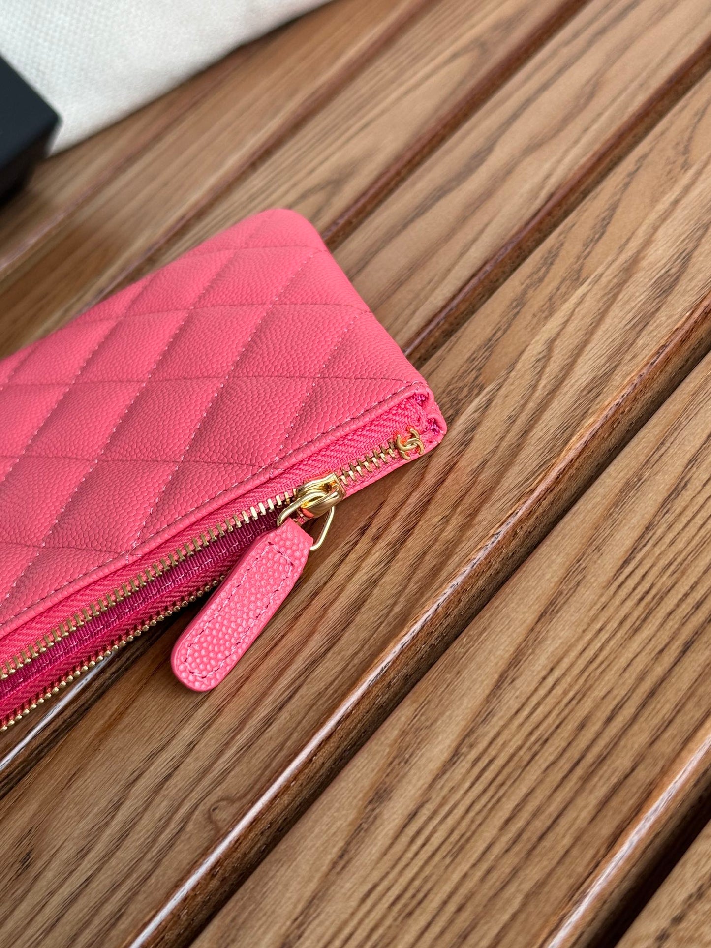 cc ジップウォレット 20cm ダークピンク キルティング キャビア ゴールド金具