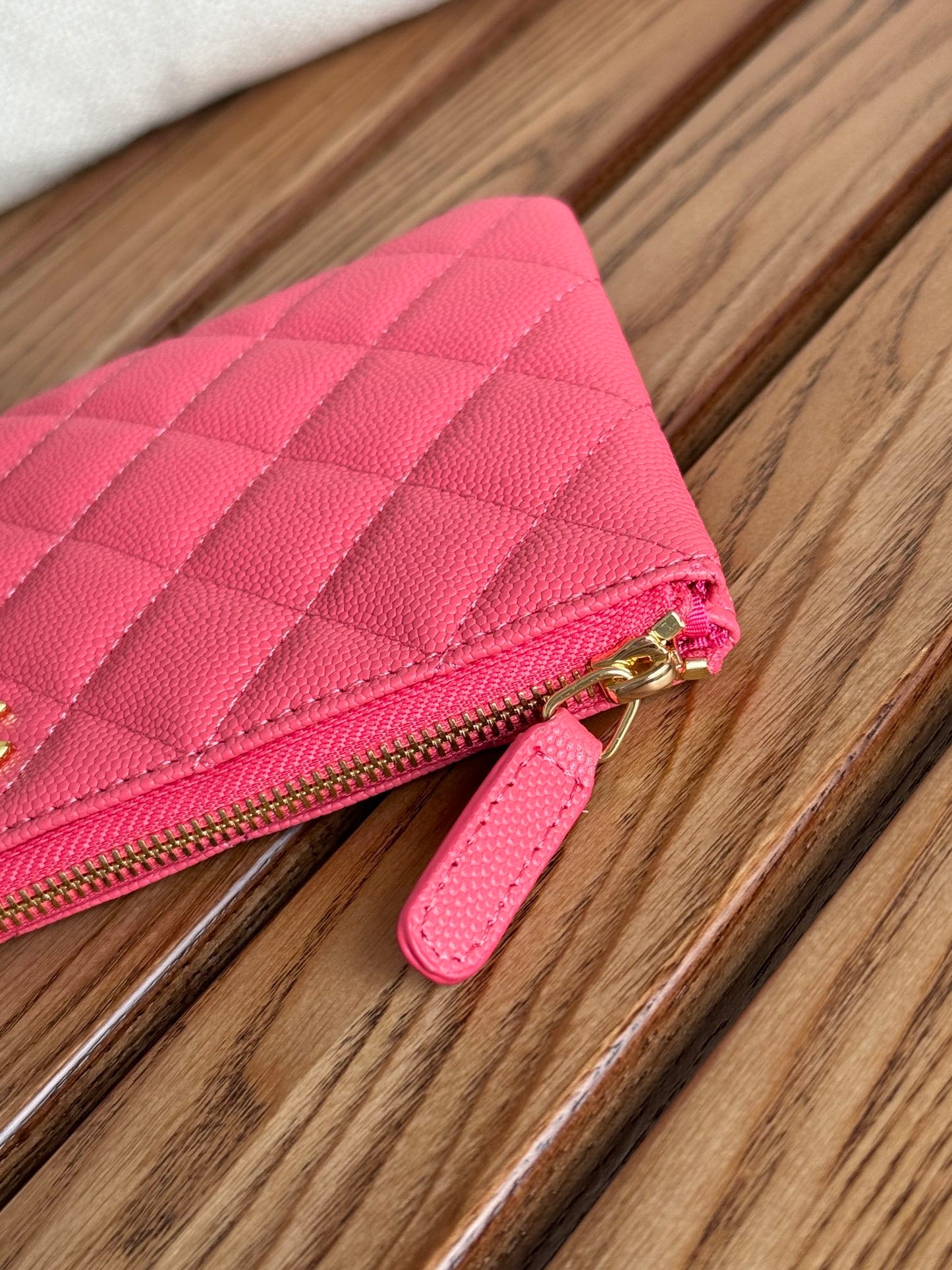 cc ジップウォレット 20cm ダークピンク キルティング キャビア ゴールド金具