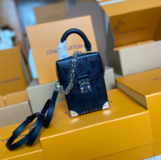 SAC POUR APPAREIL PHOTO 17 EN CUIR DE VEAU NOIR ESTAMPÉ MONOGRAMME ET CHAÎNE ARGENTÉE