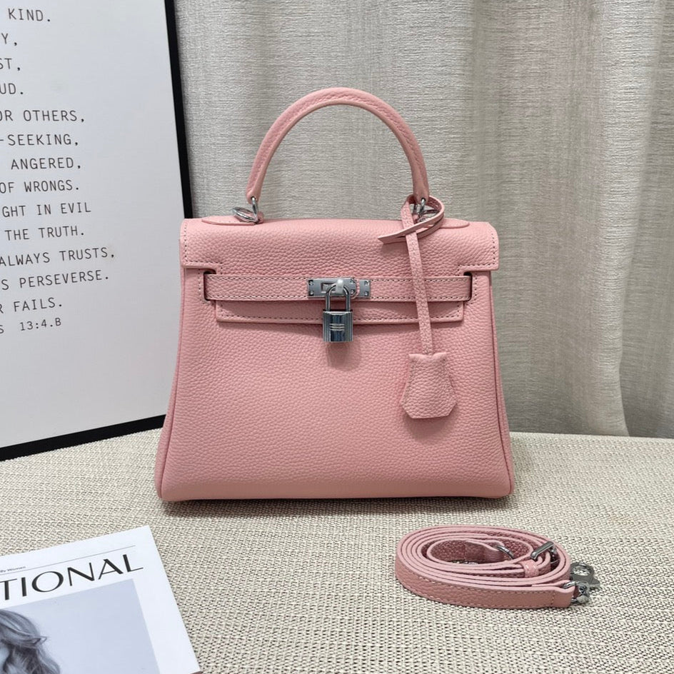 Sac à main HM Kelly 25 cm en cuir Togo rose pastel avec accessoires argentés