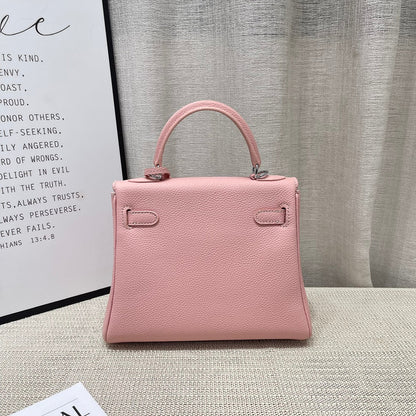 Sac à main HM Kelly 25 cm en cuir Togo rose pastel avec accessoires argentés