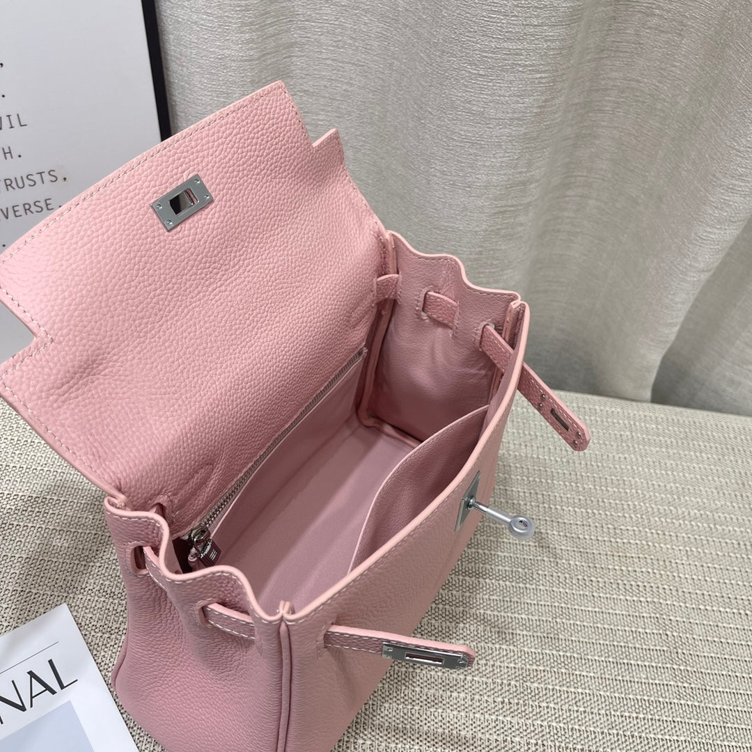 Sac à main HM Kelly 25 cm en cuir Togo rose pastel avec accessoires argentés