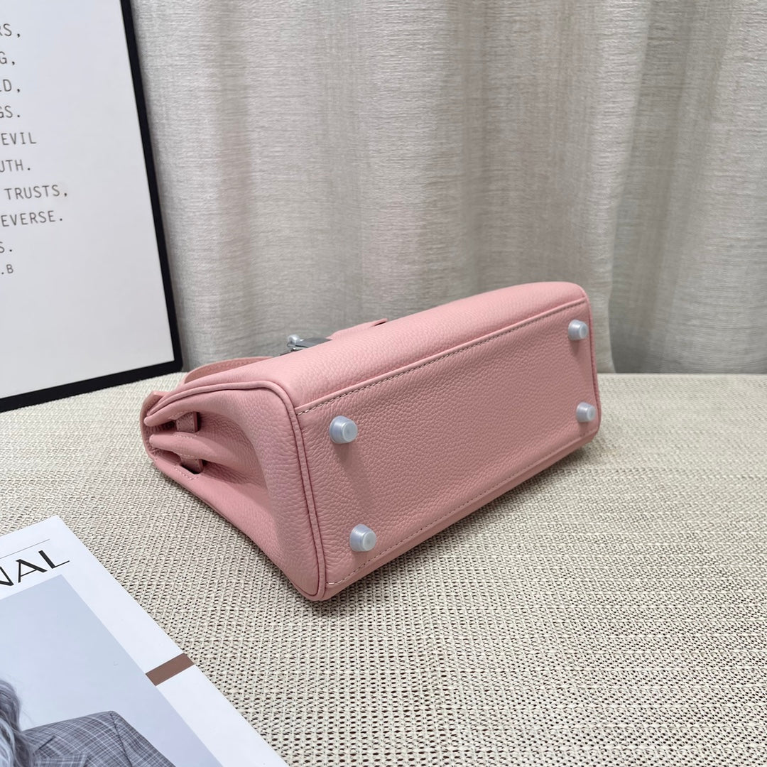 Sac à main HM Kelly 25 cm en cuir Togo rose pastel avec accessoires argentés