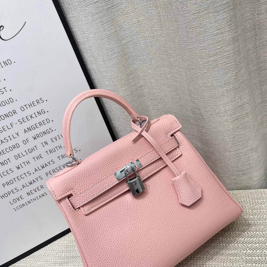 Sac à main HM Kelly 25 cm en cuir Togo rose pastel avec accessoires argentés