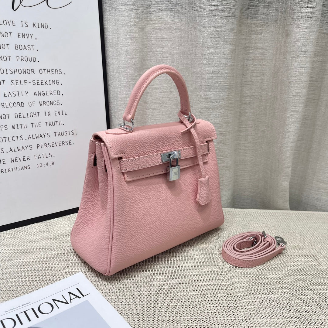 Sac à main HM Kelly 25 cm en cuir Togo rose pastel avec accessoires argentés