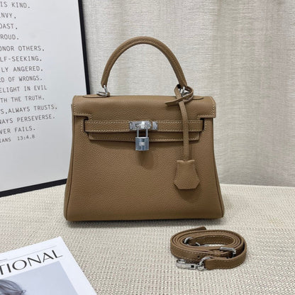 Sac à main HM Kelly 25 cm en cuir Togo étoupe, finitions argentées